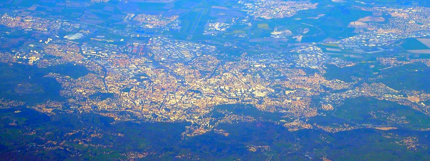 Vue aérienne de l'agglomération de Clermont-Ferrand et du puy de Dôme.