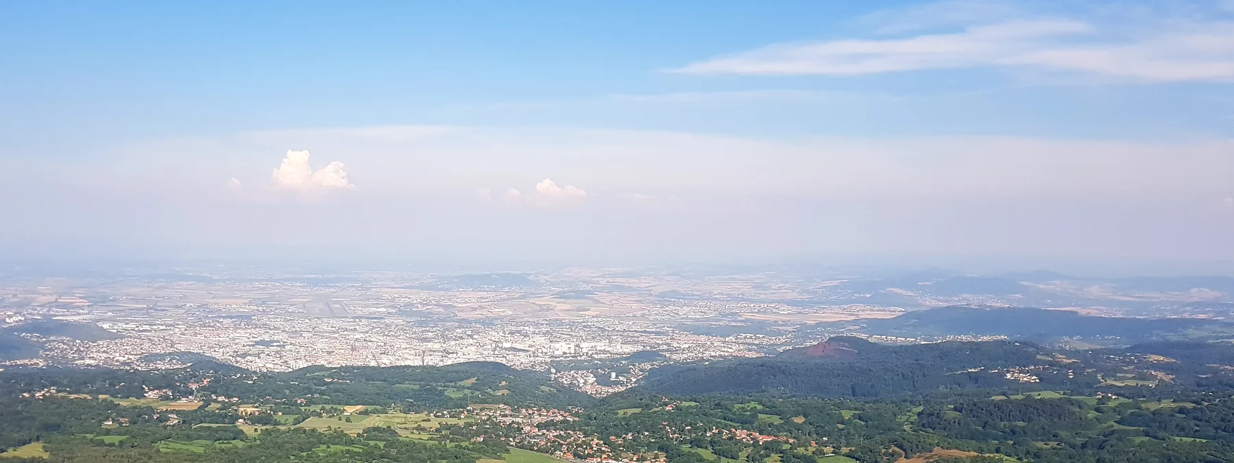 L'agglomération clermontoise vue depuis le sommet du puy de Dôme.
