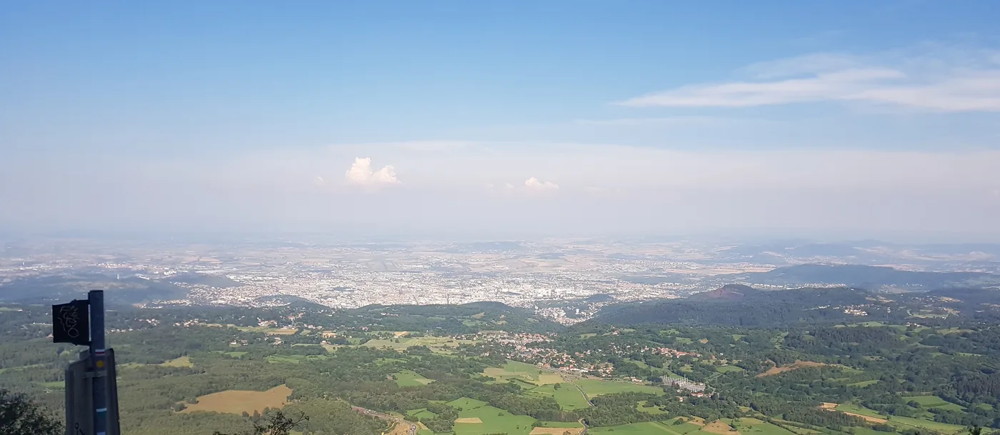 Vue de l'agglomération clermontoise depuis le sommet du puy de Dôme.